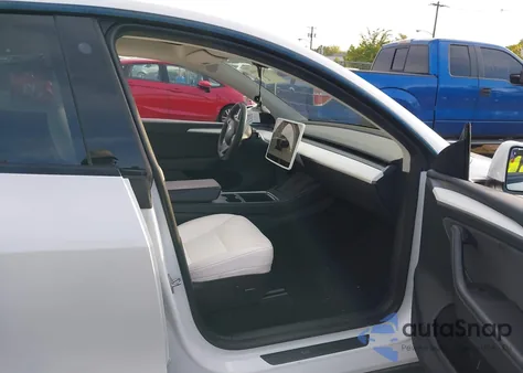 2022 Tesla Model Y Performance Dual Motor All-Wheel Drive z USA, uszkodzony, nr VIN 7SAYGDEF9NF546133